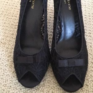 Liz Claiborne Lace Pumps!
